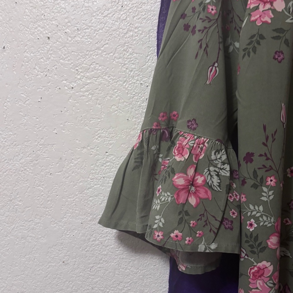 Woman’s green flower print peasant top blouse from Terra Sky - Picture 7 of 14